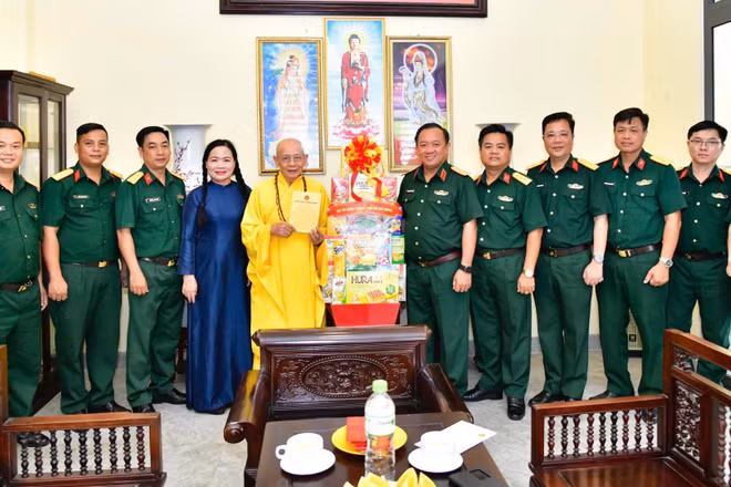 Thủ trưởng Bộ Tư lệnh Thành phố Hồ Chí Minh cùng đoàn công tác chúc mừng Đại lễ Phật đản. (Ảnh: HỮU TÂN)