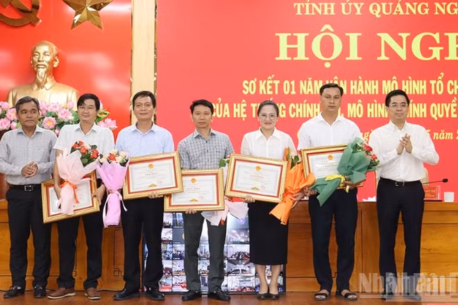 Trao tặng Bằng khen cho các tập thể và cá nhân đã có thành tích xuất sắc trong 1 năm thực hiện sắp xếp đơn vị hành chính và hoạt động của chính quyền địa phương 2 cấp.