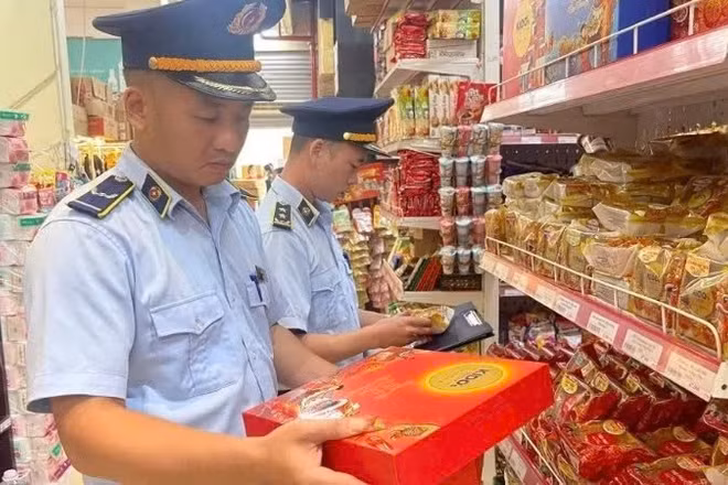 Lực lượng chức năng kiểm tra hàng hóa tại một cơ sở kinh doanh.