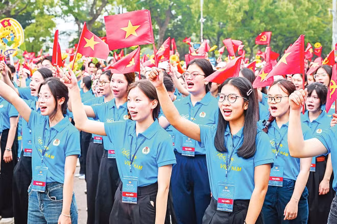 Công nhân lao động diễu hành kỷ niệm 140 năm Ngày Quốc tế Lao động. (Ảnh BẢO LONG)
