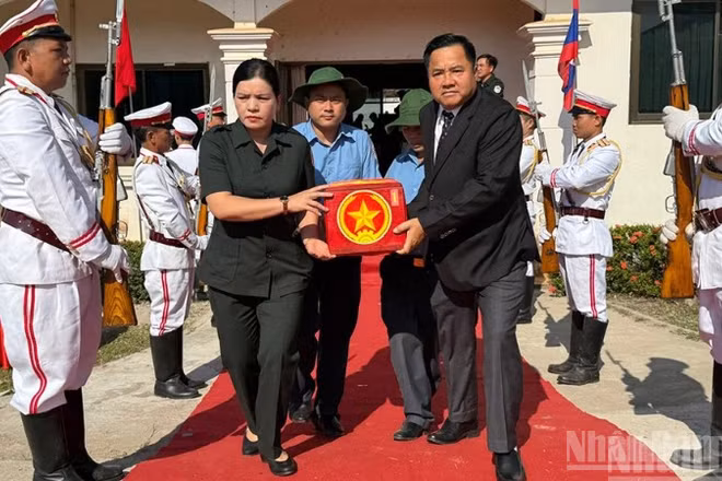 Phó Chủ tịch Thường trực Ủy ban nhân dân tỉnh Quảng Ngãi Y Ngọc cùng các đại biểu đưa hài cốt liệt sĩ hy sinh tại Lào về đất mẹ.