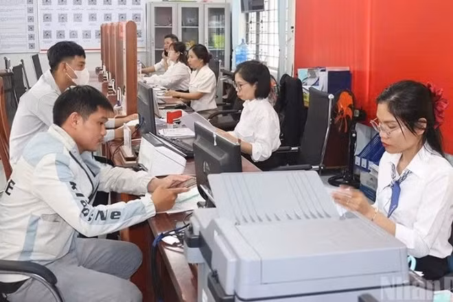 Cán bộ Trung tâm Phục vụ hành chính công xã Sa Thầy, tỉnh Quảng Ngãi tận tình giải quyết thủ tục hành chính cho người dân.