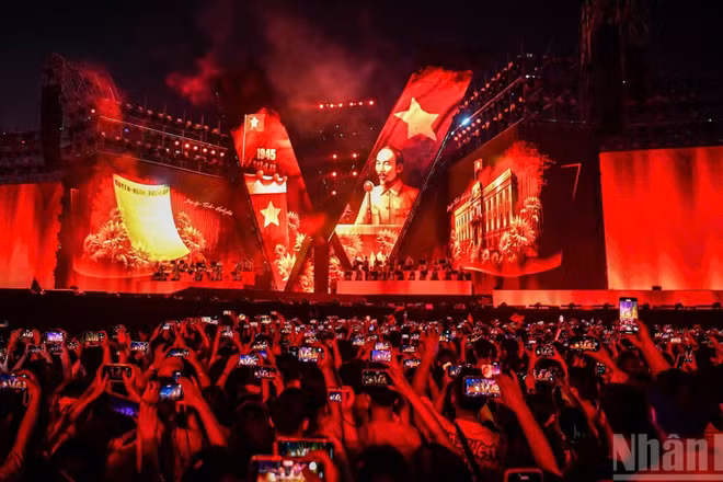 Chương trình Concert “Tổ quốc trong tim” do Báo Nhân Dân phối hợp Ủy ban nhân dân thành phố Hà Nội tổ chức không chỉ mang đến những màn trình diễn hoành tráng, mà còn khơi dậy niềm tự hào, tình yêu đất nước. 