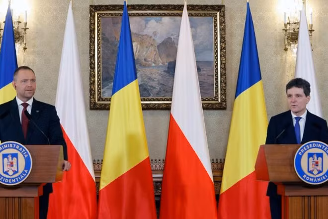 Tổng thống Romania Nicusor Dan (phải) và người đồng cấp Ba Lan Karol Nawrocki tham dự cuộc họp báo tại thủ đô Bucharest, Romania, ngày 12/5/2026. (Ảnh: THX)