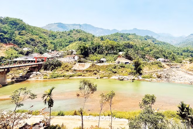 Thành phố Đà Nẵng tập trung đầu tư hạ tầng giao thông ở nhiều địa phương miền núi. (Ảnh: LÊ ANH QUÂN-ĐỖ VẠN)