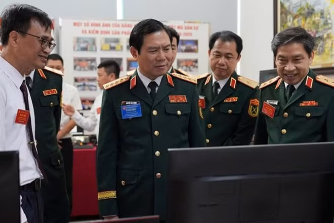 Đại tướng Nguyễn Tân Cương, Ủy viên Trung ương Đảng, Ủy viên Thường vụ Quân ủy Trung ương, Tổng Tham mưu trưởng Quân đội nhân dân Việt Nam, Thứ trưởng Quốc phòng tham quan các sáng kiến trưng bày tại Đại hội Đảng bộ Ban Cơ yếu Chính phủ nhiệm kỳ 2025-2030. (Ảnh: qdnd.vn)
