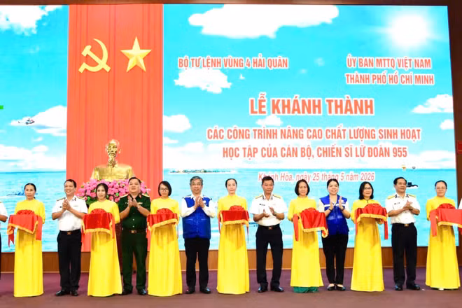 Các đại biểu tại lễ khánh thành các công trình. (Ảnh: MINH PHƯƠNG)