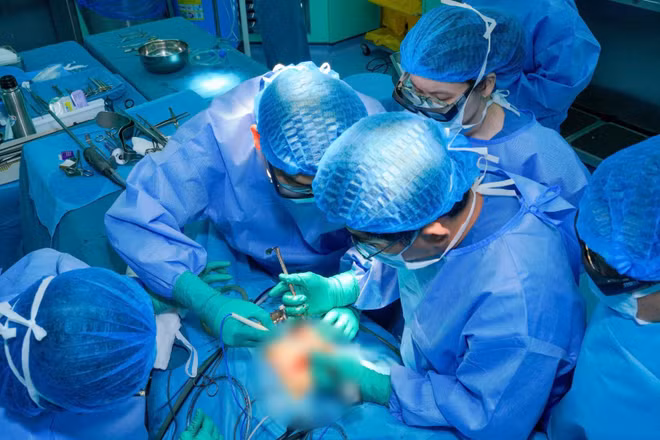 Ê-kíp phẫu thuật thực hiện bước lấy thận từ người hiến. 
