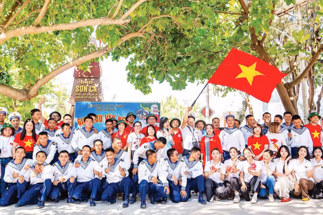Cây xanh Trường Sa đánh dấu chủ quyền bằng sự sống. (Ảnh MỸ HÀ)