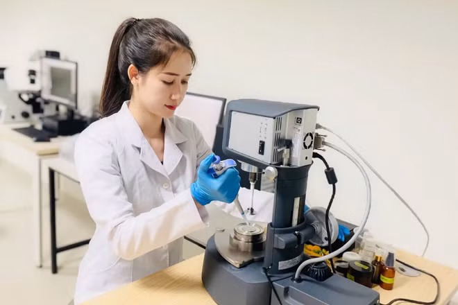 Nghiên cứu khoa học tại phòng thí nghiệm của Viện Hàn lâm Khoa học và Công nghệ Việt Nam. (Ảnh: VÂN NGA)