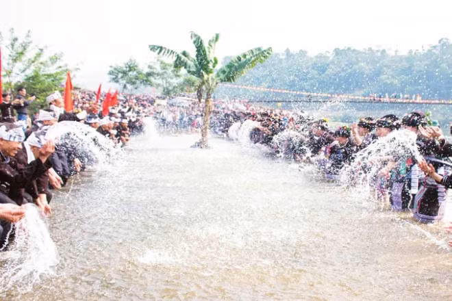 Cuộc thi té nước trong Lễ hội Bun Vốc Nặm của đồng bào dân tộc Lự tại xã Bản Bo (Lai Châu).