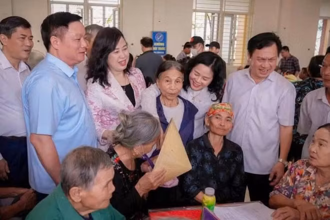 Bộ trưởng Y tế Đào Hồng Lan và Bí thư Tỉnh ủy Nghệ An Nguyễn Khắc Thận cùng các đồng chí lãnh đạo Bộ Y tế, tỉnh Nghệ An thăm hỏi người dân tại Lễ ra quân chiến dịch khám sức khỏe, khám sàng lọc cho người dân trên địa bàn tỉnh năm 2026.