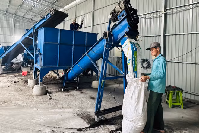 Sản xuất phân bón hữu cơ từ rơm tại Hợp tác xã Dịch vụ nông nghiệp Hòa Long (xã Hòa Long, tỉnh Đồng Tháp).