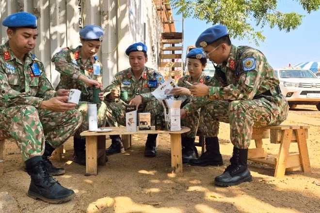 Các cán bộ, chiến sĩ Việt Nam tại Phái bộ Gìn giữ hòa bình Liên hợp Qquốc ở Nam Sudan trải nghiệm cà-phê Trung Nguyên Legend, lan tỏa văn hóa, tinh thần cà-phê Việt Nam đến cộng đồng quốc tế.