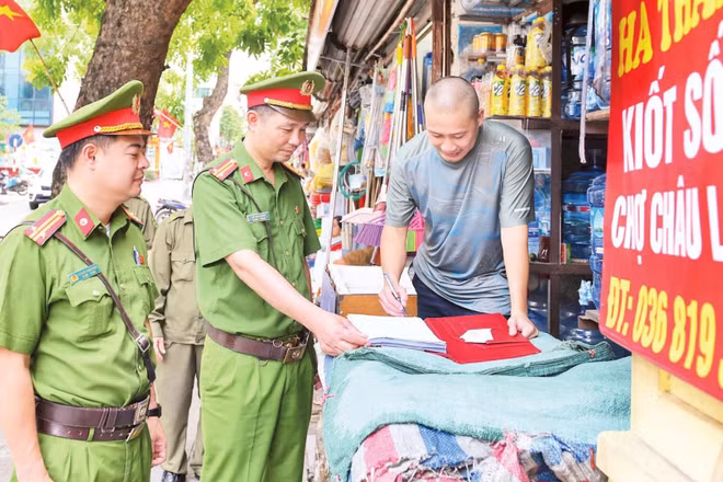 Công an phường Ba Đình kiểm tra, nhắc nhở các hộ kinh doanh tại khu vực chợ Châu Long. (Ảnh: THẾ ĐẠI)