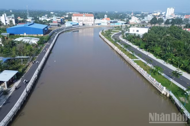 Một đoạn kênh Bảo Định thuộc tỉnh Đồng Tháp. (Ảnh: NGUYỄN SỰ)