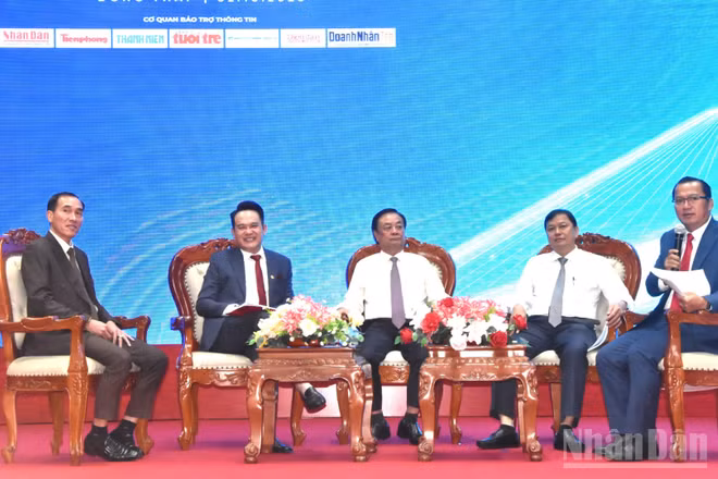 Diễn giả khách mời trao đổi với các doanh nghiệp nhỏ và vừa trên địa bàn tỉnh Đồng Tháp. (Ảnh: NGUYỄN SỰ)