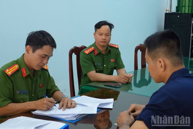 Lực lượng chức năng xử lý Nguyễn T. T về hành vi “gọi đến số điện thoại khẩn cấp 113 để quấy rối”. (Ảnh: TRỌNG TÍN)