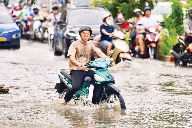 Thành phố Hồ Chí Minh ngập cục bộ một số tuyến đường do triều cường. Ảnh: Hồng Đạt