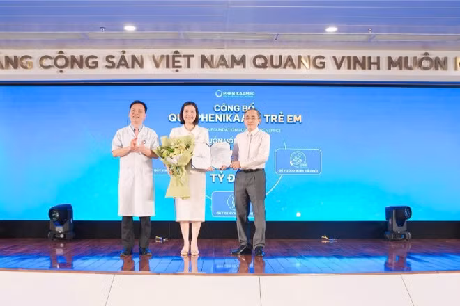 Trao quyết định bổ nhiệm Giám đốc Quỹ Phenikaa vì trẻ em cho Tiến sĩ, Bác sĩ Nguyễn Thị Sim.