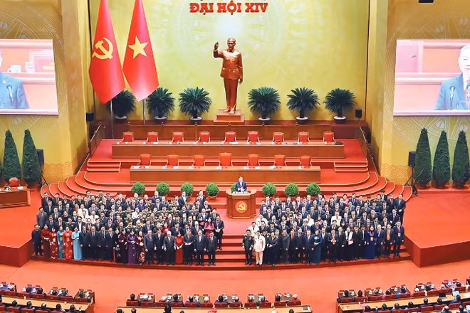 Ban Chấp hành Trung ương Đảng Cộng sản Việt Nam khóa XIV ra mắt Đại hội. (Ảnh Hải Linh hoa)