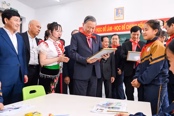 Tổng Bí thư Tô Lâm thăm các em học sinh Trường phổ thông nội trú liên cấp Si Pa Phìn (Điện Biên). (Ảnh Thành Đạt)