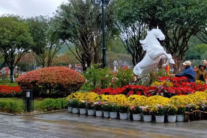 Công viên trung tâm xã Bát Xát rực rỡ chuẩn bị đón Tết Bính Ngọ.