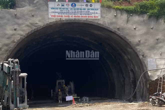 Hầm Km186 mới trên cao tốc Nội Bài-Lào Cai đang gấp rút được hoàn thiện.