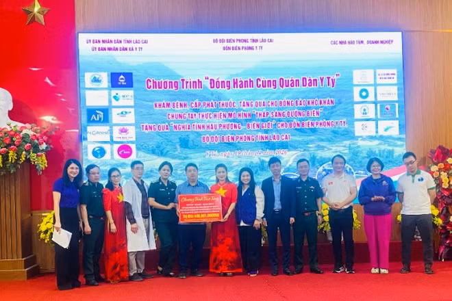 Đoàn công tác và thiện nguyện trao tặng quà và hiện vật cho xã Y Tý.