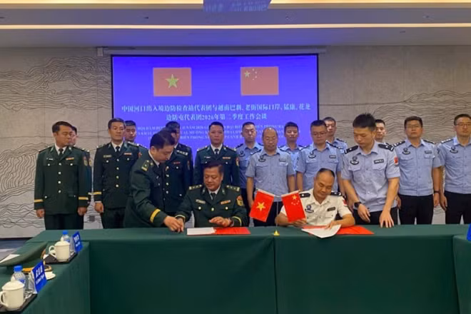 Đoàn đại biểu hai bên ký kết biên bản hội đàm.