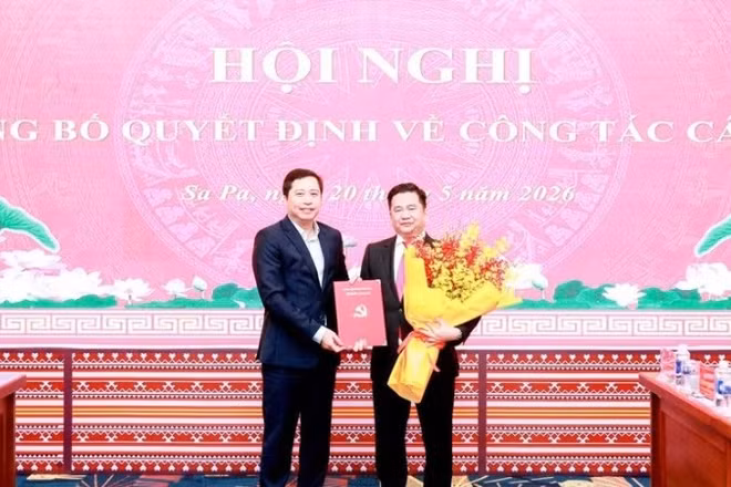Đồng chí Bí thư Tỉnh ủy Dương Quốc Huy trao quyết định chuẩn y giữ chức Bí thư Đảng ủy phường Sa Pa cho đồng chí Tô Ngọc Liễn.