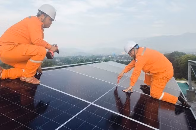 Hệ thống điện mặt trời mái nhà tại Điện lực Nghĩa Lộ (Lào Cai) được kiểm tra, vận hành nhằm khai thác hiệu quả nguồn năng lượng tái tạo.