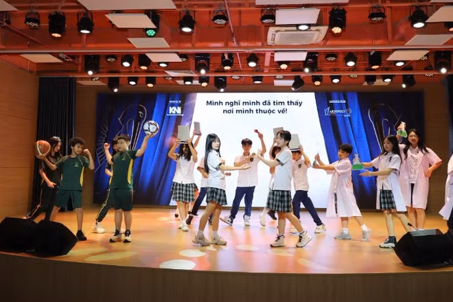Học sinh trường Ardingly College Việt Nam biểu diễn nhạc kịch giới thiệu về trường.