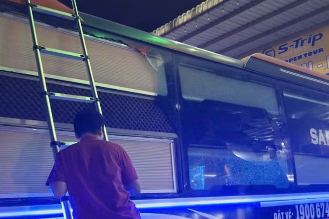 Nhân viên nhà xe Sao Việt sửa chữa, khắc phục một chiếc xe bị ném đá làm vỡ kính.