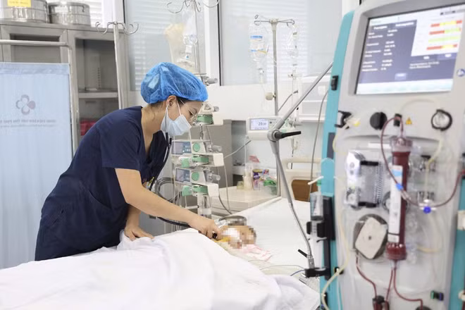 Bệnh nhi N.X.L được các y, bác sĩ Bệnh viện Sản Nhi Phú Thọ chăm sóc, điều trị tích cực.