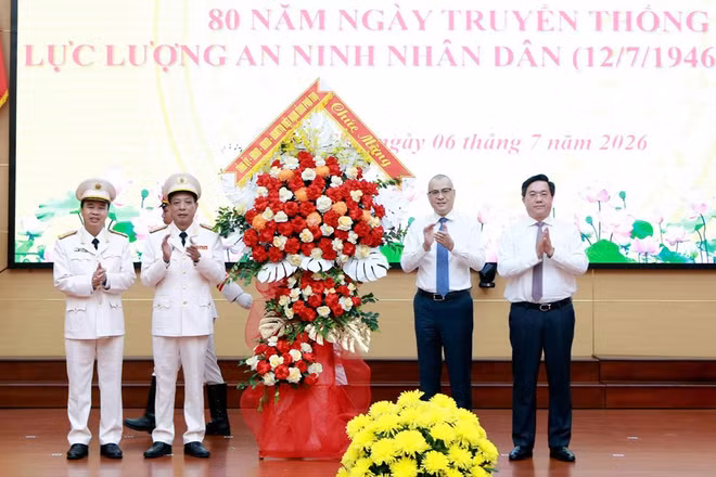 Lãnh đạo tỉnh Phú Thọ tặng hoa chúc mừng lực lượng An ninh Công an tỉnh Phú Thọ.