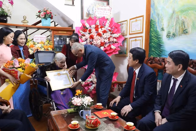 Bí thư Tỉnh ủy Phú Thọ Phạm Đại Dương trao Huy hiệu 80 năm tuổi Đảng cho đảng viên Tạ Thị Minh Tâm thuộc Chi bộ khu Châu Phong.
