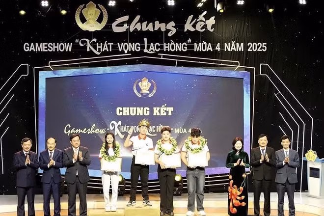 Ban Tổ chức trao giải cho các thí sinh tham dự cuộc thi Gameshow "Khát vọng Lạc Hồng" mùa thứ 4.