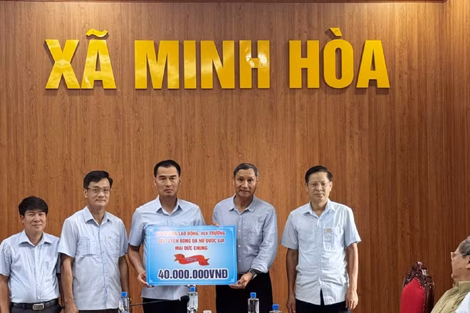 Anh hùng Lao động, Huấn luyện viên Mai Đức Chung tặng quà cho người nghèo xã Minh Hòa.