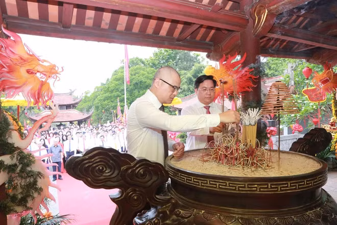 Thay mặt đồng bào, chiến sĩ cả nước, kiều bào ta ở nước ngoài, lãnh đạo tỉnh Phú Thọ dâng hương Lễ giỗ Đức Quốc Tổ Lạc Long Quân.
