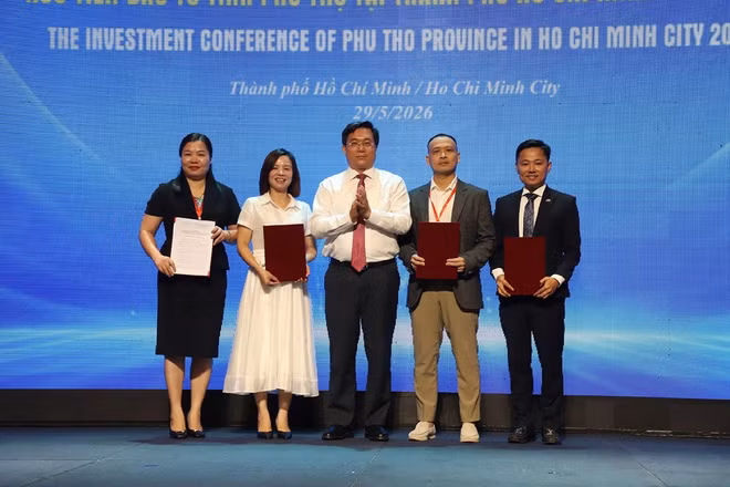 Chủ tịch Ủy ban nhân dân tỉnh Phú Thọ Trần Duy Đông trao Giấy chứng nhận đầu tư cho các nhà đầu tư.