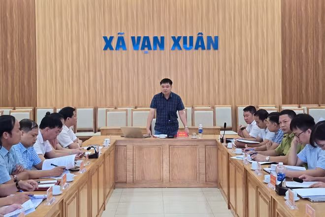 Lãnh đạo xã Vạn Xuân thông tin về thời gian cưỡng chế, kiểm đếm bắt buộc đối với các hộ dân không chấp hành trong công tác giải phóng mặt bằng. (Ảnh: Ngọc Long)