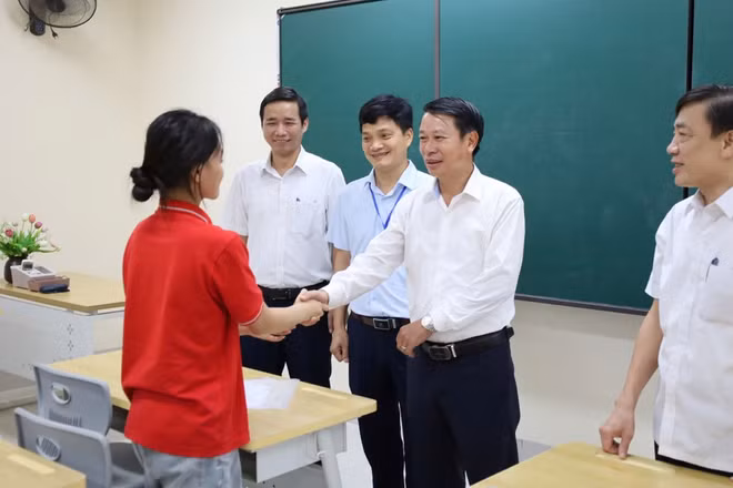 Phó Chủ tịch ủy ban nhân dân tỉnh Phú Thọ Nguyễn Khắc Hiếu thăm hỏi, động viên cán bộ làm thi và thí sinh trường Trung học phổ thông Trần Phú.
