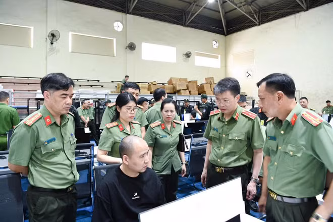 Lãnh đạo Công an tỉnh Phú Thọ trực tiếp lấy lời khai các đối tượng trong đường dây lừa đảo xuyên quốc gia.