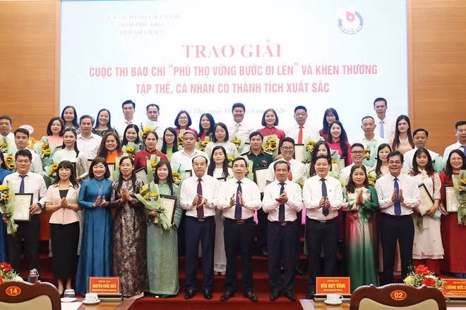 Lãnh đạo tỉnh Phú Thọ trao giải cho các tác giả đoạt giải tại cuộc thi.