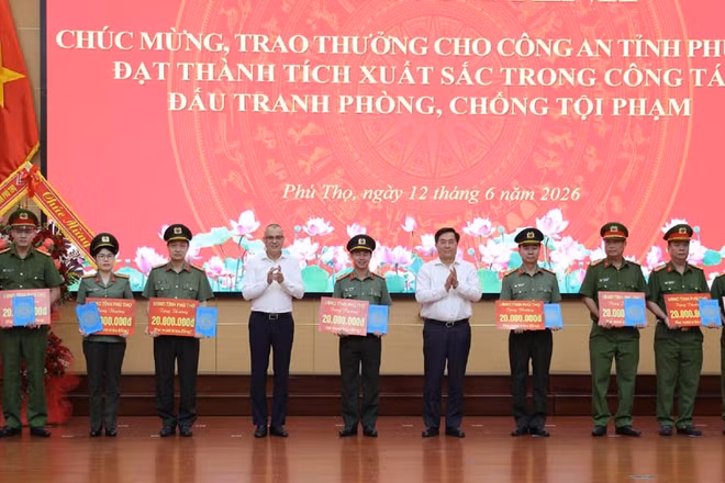 Lãnh đạo tỉnh Phú Thọ khen thưởng các tập thể đạt thành tích trong công tác đấu tranh phòng, chống tội phạm.