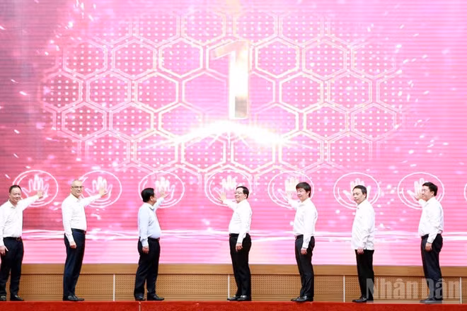 Phó Thủ tướng Hồ Quốc Dũng và các đại biểu thực hiện nghi thức phát động Chiến dịch "90 ngày xây dựng, hoàn thiện Kho dữ liệu tỉnh Phú Thọ".