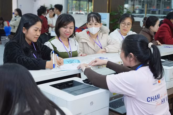 Phụ nữ yếu thế được tầm soát ung thư trong Chạm sẻ chia Trao hy vọng 2025. (Ảnh: Trang Quỳnh)