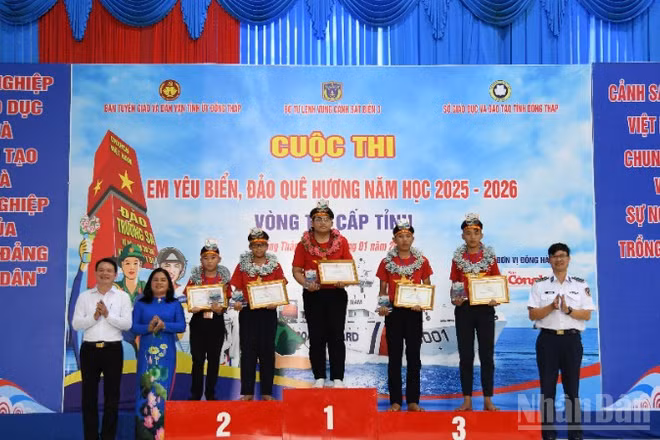 Trao giải Nhất, Nhì, Ba cho các em học sinh tham gia cuộc thi. 