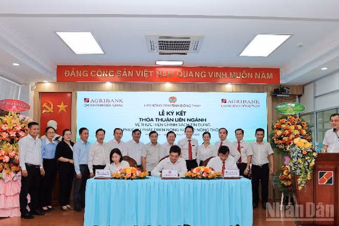 Các đơn vị ký kết thỏa thuận về thực hiện chính sách tín dụng phục vụ phát triển nông nghiệp, nông thôn.
